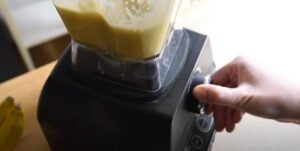 blending banana smoothie