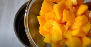chop-mango-thin-pieces