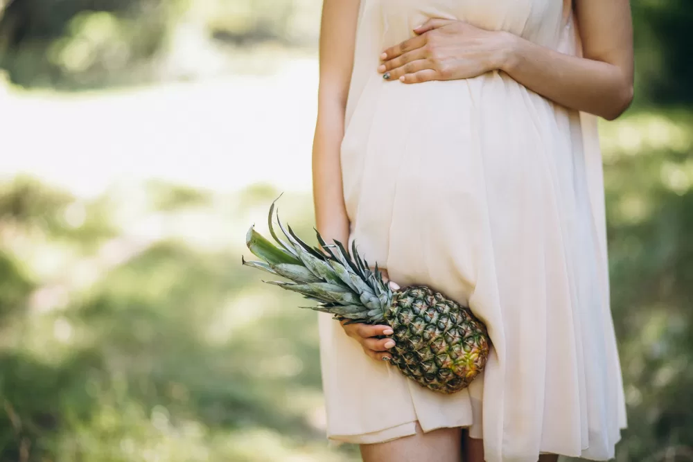 pregnant-woman-holding-pineapple