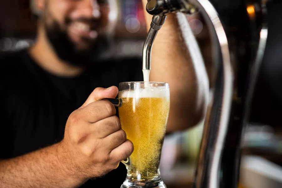 bartender-creating-draft-beer